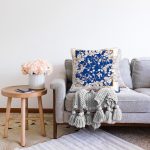 - Sonil-K4008-Gorsel-1 - Realhomes Mavi Beyaz Zeminde Çiçekler Özel Tasarım Dijital Baskılı Modern Raşel Kadife Yastık Kırlent Kılıfı Realhomes