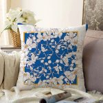 - Sonil-K4008-Gorsel - Realhomes Mavi Beyaz Zeminde Çiçekler Özel Tasarım Dijital Baskılı Modern Raşel Kadife Yastık Kırlent Kılıfı Realhomes