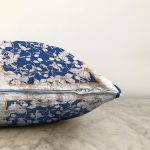 - Sonil-K4008-Gorsel-2 - Realhomes Mavi Beyaz Zeminde Çiçekler Özel Tasarım Dijital Baskılı Modern Raşel Kadife Yastık Kırlent Kılıfı Realhomes