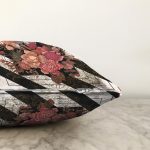 - Sonil-K4009-Gorsel-2 - Realhomes  Siyah Beyaz Zeminde Çiçekler Özel Tasarım Dijital Baskılı Modern Raşel Kadife Yastık Kırlent Kılıfı Realhomes