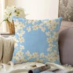 Mavi Zeminde Beyaz Çiçek Motifli Özel Tasarım Dijital Baskılı Modern Raşel Kadife Yastık Kırlent Kılıfı Realhomes