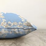 Mavi Zeminde Beyaz Çiçek Motifli Özel Tasarım Dijital Baskılı Modern Raşel Kadife Yastık Kırlent Kılıfı Realhomes