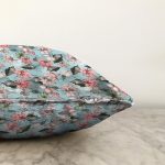 Mavi Zeminde Çiçek Motifli Özel Tasarım Dijital Baskılı Modern Raşel Kadife Yastık Kırlent Kılıfı Realhomes