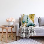 - Sonil-K4046-Gorsel-1 - Realhomes Atın Ve Yaprak Desenli Özel Tasarım Dijital Baskılı Modern Raşel Kadife Yastık Kırlent Kılıfı Realhomes