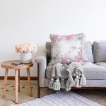 Gri Pembe Yaprak Motifli Özel Tasarım Dijital Baskılı Modern Raşel Kadife Yastık Kırlent Kılıfı Realhomes