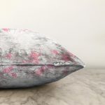Gri Pembe Yaprak Motifli Özel Tasarım Dijital Baskılı Modern Raşel Kadife Yastık Kırlent Kılıfı Realhomes