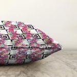 - Sonil-K4067-Gorsel-2 - Realhomes Geometrik Zeminde Çiçek Desenli Özel Tasarım Dijital Baskılı Modern Raşel Kadife Yastık Kırlent Kılıfı Realhomes