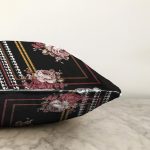 - Sonil-K4075-Gorsel-2 - Realhomes  Siyah Zeminde Çiçek Ve Altın Motifli Özel Tasarım Dijital Baskılı Modern Raşel Kadife Yastık Kırlent Kılıfı Realhomes