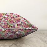 Renkli Zeminde Çiçek Motifli Özel Tasarım Dijital Baskılı Modern Raşel Kadife Yastık Kırlent Kılıfı Realhomes