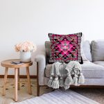 - Sonil-K4092-Gorsel-1 - Realhomes Kazayağı Zeminli Geometrik Motifli Özel Tasarım Dijital Baskılı Modern Raşel Kadife Yastık Kırlent Kılıfı Realhomes