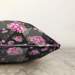 - Sonil-K4154-Gorsel-2 - Realhomes  Modern Siyah Zemin ve Çiçeklerin Uyumu Özel Tasarım Raşel Kadife Yastık Kırlent Kılıfı Realhomes