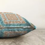 - Sonil-K4168-Gorsel-2 - Realhomes Gold Kare ve Mavinin Uyumu Tasarımlı Dijital Baskılı Şönil Yastık Kırlent Kılıfı Realhomes