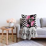 Siyah Zikzak Zeminde İlkbahar Çiçekleri Temalı Raşel Kadife Yastık Kırlent Kılıfı Realhomes