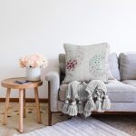 - Sonil-K4184-Gorsel-1 - Realhomes Gri Zeminli Çiçek Motifli Özel Tasarım Dijital Baskılı Modern Şönil Yastık Kırlent Kılıfı Realhomes