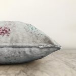 - Sonil-K4184-Gorsel-2 - Realhomes Gri Zeminli Çiçek Motifli Özel Tasarım Dijital Baskılı Modern Şönil Yastık Kırlent Kılıfı Realhomes