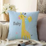 Mavi Zemin Balon Ve Zürafa Desenli Temalı Sevimli Ayıcık Çocuk Odası Raşel Kadife Yastık Kırlent Kılıfı Realhomes