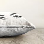 - Sonil-K5096beyazayna-Gorsel-2 - Realhomes Kadın Gözleri İllüstrasyon Desenli Dijital Baskılı Dekoratif Raşel Kadife Yastık Kırlent Kılıfı Realhomes