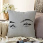 - Sonil-K5096griayna-Gorsel - Realhomes Gri Zemin Kadın Gözleri İllüstrasyon Desenli Dijital Baskılı Dekoratif Raşel Kadife Yastık Kırlent Kılıfı Realhomes