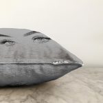 - Sonil-K5096griayna-Gorsel-2 - Realhomes Gri Zemin Kadın Gözleri İllüstrasyon Desenli Dijital Baskılı Dekoratif Raşel Kadife Yastık Kırlent Kılıfı Realhomes