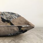 - Sonil-K5099ayna-Gorsel-2 - Realhomes Vizon Zeminde Zenci Kadın Tasarımlı Raşel Kadife Yastık Kılıfı Realhomes