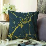 Koyu Zeminde Altın Rengi Mermer Desenli Dijital Baskılı Dekoratif Raşel Kadife Yastık Kırlent Kılıfı Realhomes