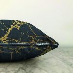 Koyu Zeminde Altın Rengi Mermer Desenli Dijital Baskılı Dekoratif Raşel Kadife Yastık Kırlent Kılıfı Realhomes