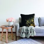 - Sonil-K6010-Gorsel-1 - Realhomes Koyu Zeminde Altın Rengi Çerçeveli Dijital Baskılı Dekoratif Raşel Kadife Yastık Kırlent Kılıfı Realhomes