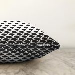 - Sonil-K6096-Gorsel-2 - Realhomes Realhomes Uçan Siyah Puantiyeler Dijital Baskılı Raşel Kadife Yastık Kırlent Kılıfı Realhomes