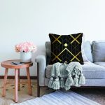 - Sonil-K6149-Gorsel-1 - Realhomes  Koyu Zeminde Altın Rengi Geometrik Desenli Dijital Baskılı Dekoratif Raşel Kadife Yastık Kırlent Kılıfı Realhomes