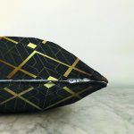 - Sonil-K6149-Gorsel-2 - Realhomes  Koyu Zeminde Altın Rengi Geometrik Desenli Dijital Baskılı Dekoratif Raşel Kadife Yastık Kırlent Kılıfı Realhomes