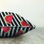 Çizgili Zemin Ve Karpuzlu Dijital Baskılı Dekoratif Raşel Kadife Yastık Kırlent Kılıfı Realhomes
