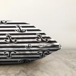 Siyah Çizgili Zemin Üzerinde Çapalı Dekoratif Modern Raşel Kadife Yastık Kılıfı Realhomes