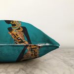 - Sonil-K6470-Gorsel-2 - Realhomes Mavi Zeminde Afrika Kadın İllüstrasyon Dijital Baskılı Dekoratif Raşel Kadife Yastık Kırlent Kılıfı Realhomes