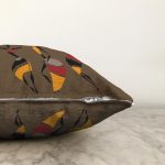 - Sonil-K6722-Gorsel-2 - Realhomes Siyah Puanlı Zeminde Yaprak Tasarımı Dijital Baskılı Dekoratif Raşel Kadife Yastık Kırlent Kılıfı Realhomes