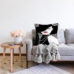 - Sonil-K6746-Gorsel-1 - Realhomes Şapkalı Kadın İllüstrasyon Desenli Modern Dijital Baskılı Şönil Kırlent Kılıfı Realhomes