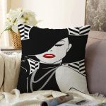 - Sonil-K6746-Gorsel - Realhomes Şapkalı Kadın İllüstrasyon Desenli Modern Dijital Baskılı Şönil Kırlent Kılıfı Realhomes