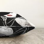 - Sonil-K6746-Gorsel-2 - Realhomes Şapkalı Kadın İllüstrasyon Desenli Modern Dijital Baskılı Şönil Kırlent Kılıfı Realhomes