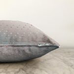 Gri Zeminde Noktalı Tasarım Dijital Baskılı Dekoratif Raşel Kadife Yastık Kırlent Kılıfı Realhomes