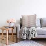 - Sonil-K6762-Gorsel-1 - Realhomes Gri Zeminde Geometrik Desenli Dijital Baskılı Dekoratif Raşel Kadife Yastık Kırlent Kılıfı Realhomes