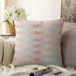 - Sonil-K6762-Gorsel - Realhomes Gri Zeminde Geometrik Desenli Dijital Baskılı Dekoratif Raşel Kadife Yastık Kırlent Kılıfı Realhomes