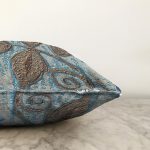 - Sonil-K6764-Gorsel-2 - Realhomes  Kabartma Yüzey Yaprak Desenli Dijital Baskılı Dekoratif Raşel Kadife Yastık Kırlent Kılıfı Realhomes