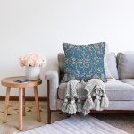 Mavi Zemin Geometrik Motifli Dijital Baskılı Dekoratif Raşel Kadife Yastık Kırlent Kılıfı Realhomes