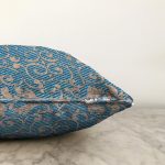 Mavi Zemin Geometrik Motifli Dijital Baskılı Dekoratif Raşel Kadife Yastık Kırlent Kılıfı Realhomes