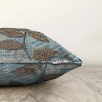 Kabartma Yüzey Yaprak Desenli Dijital Baskılı Dekoratif Şönil Yastık Kırlent Kılıfı Realhomes