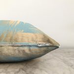 - Sonil-K6768-Gorsel-2 - Realhomes  Mavi Zemin Yaprak İllüstrasyon Desenli Dijital Baskılı Dekoratif Raşel Kadife Yastık Kırlent Kılıfı Realhomes