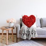 Kırmızı Kalp Desenli Dijital Baskılı Dekoratif Raşel Kadife Yastık Kırlent Kılıfı Realhomes