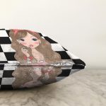 Dama Zeminli Fashion Girl Tasarımlı Dijital Baskılı Modern Raşel Kadife Yastık Kırlent Kılıfı Realhomes