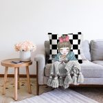 Dama Zeminli Kahve İçen Kız Motifli Dijital Baskılı Dekoratif Raşel Kadife Yastık Kırlent Kılıfı Realhomes