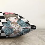 Dama Zeminli Kahve İçen Kız Motifli Dijital Baskılı Dekoratif Raşel Kadife Yastık Kırlent Kılıfı Realhomes