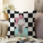 - Sonil-K9298-Gorsel - Realhomes Dama Zeminli Fotoğraf Çeken Kız Tasarımlı Dijital Baskılı Modern Şönil Yastık Kırlent Kılıfı Realhomes